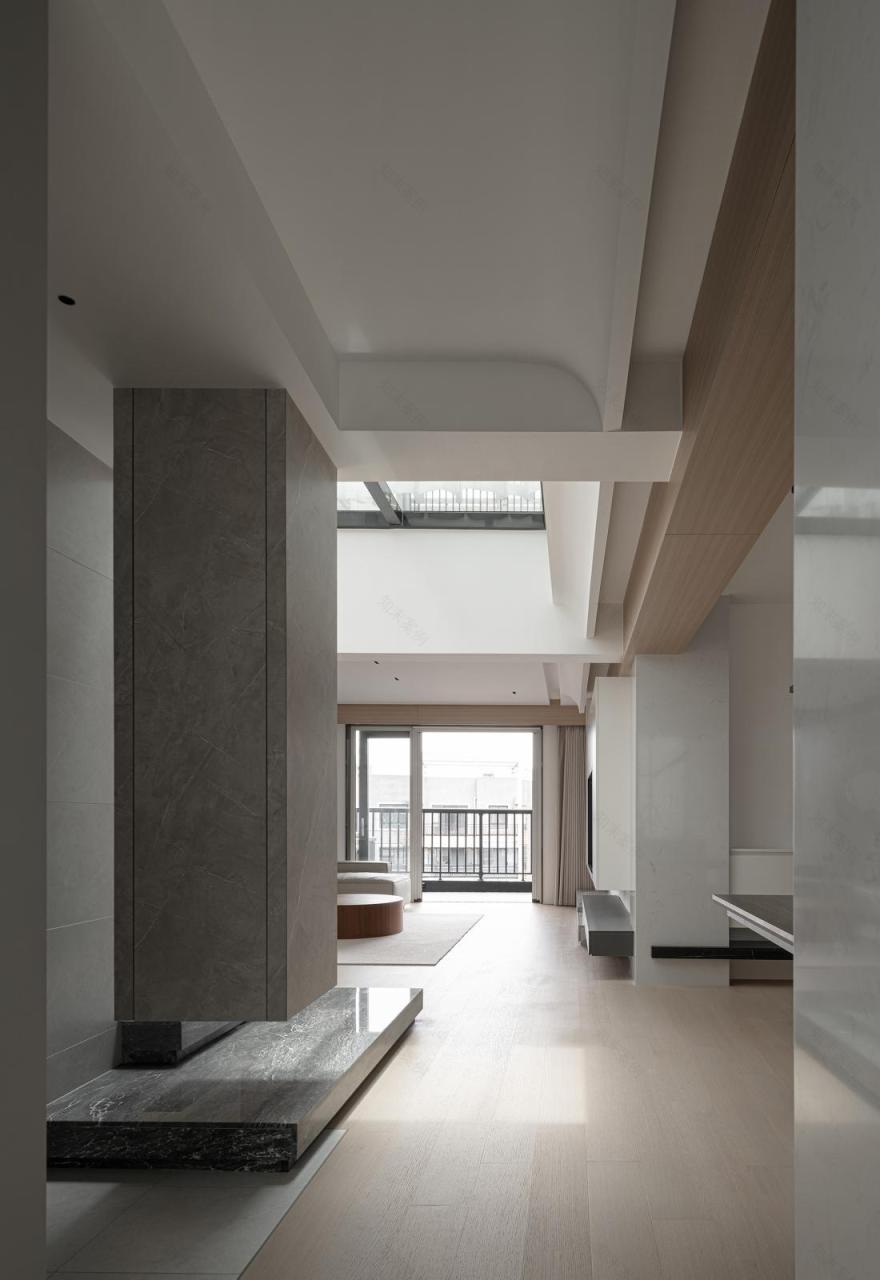 光线与空间的完美融合 · 顶楼平层住宅的创新设计-53