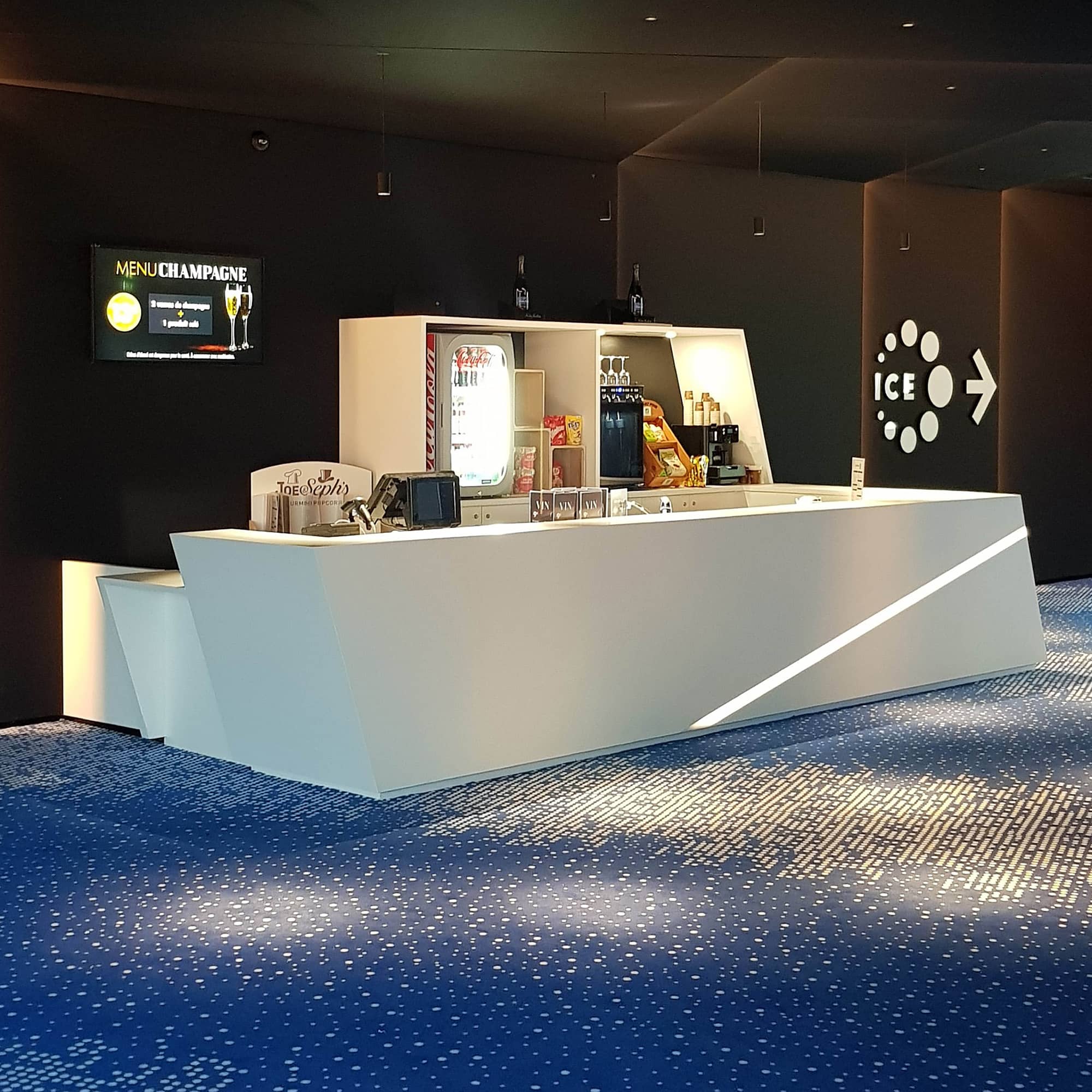 冰吧；冰酒吧

注：ICE BAR常见有两种表意，在不同语境中可能分别代表家庭用的小冰吧设备，或是以冰为主题、用冰打造装饰等的酒吧，如果有更具体的语境，可得出更精准的释义这里是按常见含义给出，未违反单一结果原则   丨ABP ARCHITECTES-20