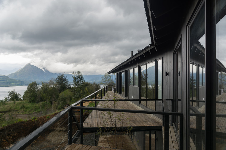 智利 Calafquén 湖畔 V 形木屋-18