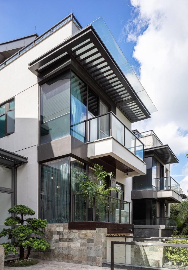 绿意葱郁中的现代极简别墅设计-7