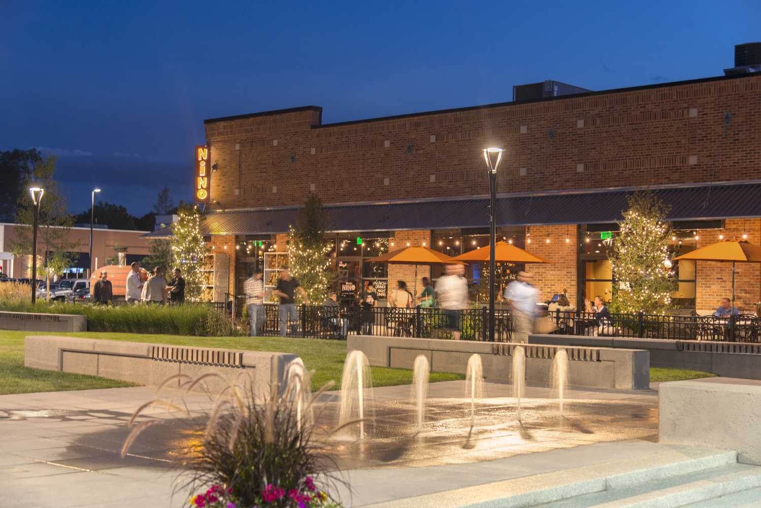 伯灵顿商业区活力零售开发设计丨意大利马萨丨Halvorson Design Partnership-6