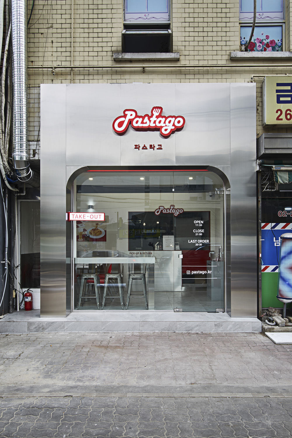 简约红色点缀的 9 坪专业咖啡厅设计-2