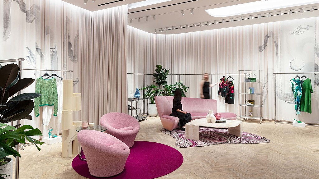 Holt Renfrew 沉浸式试衣间-2