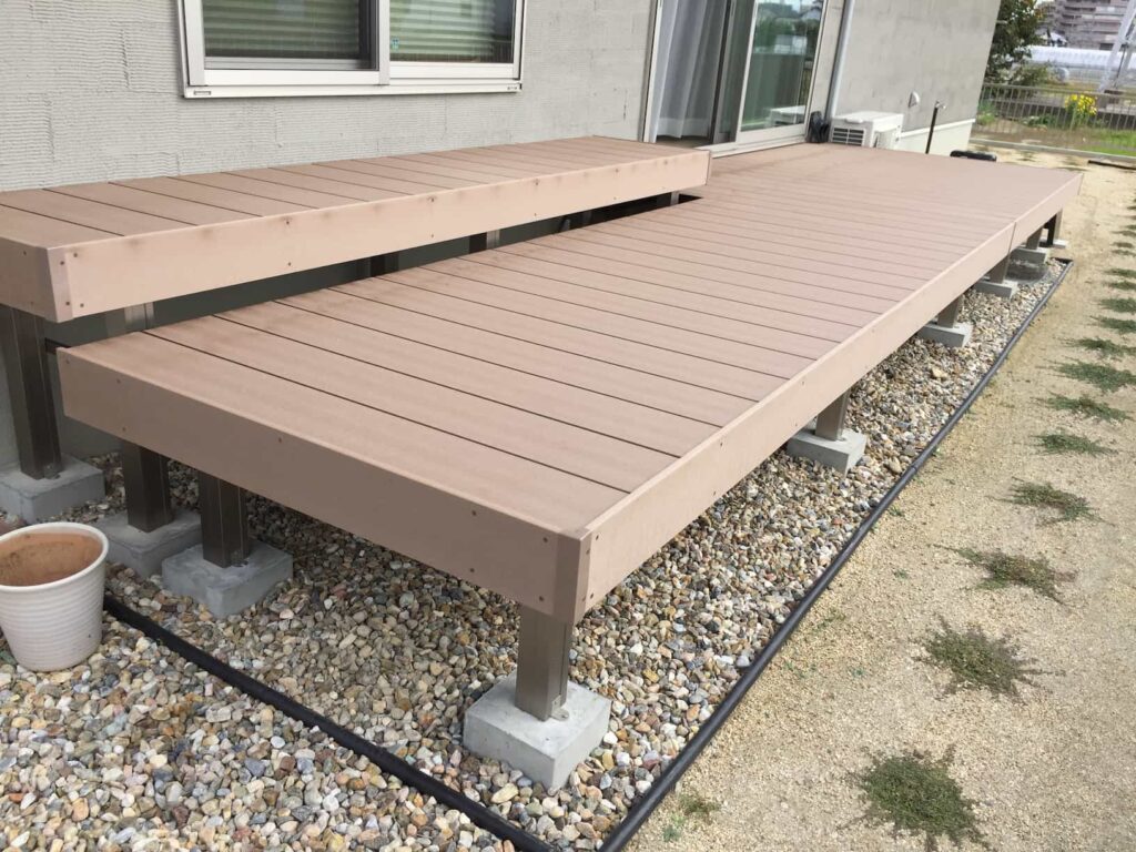 縦格子の目隠しアルミフェンスでプライバシーを確保した外構-26