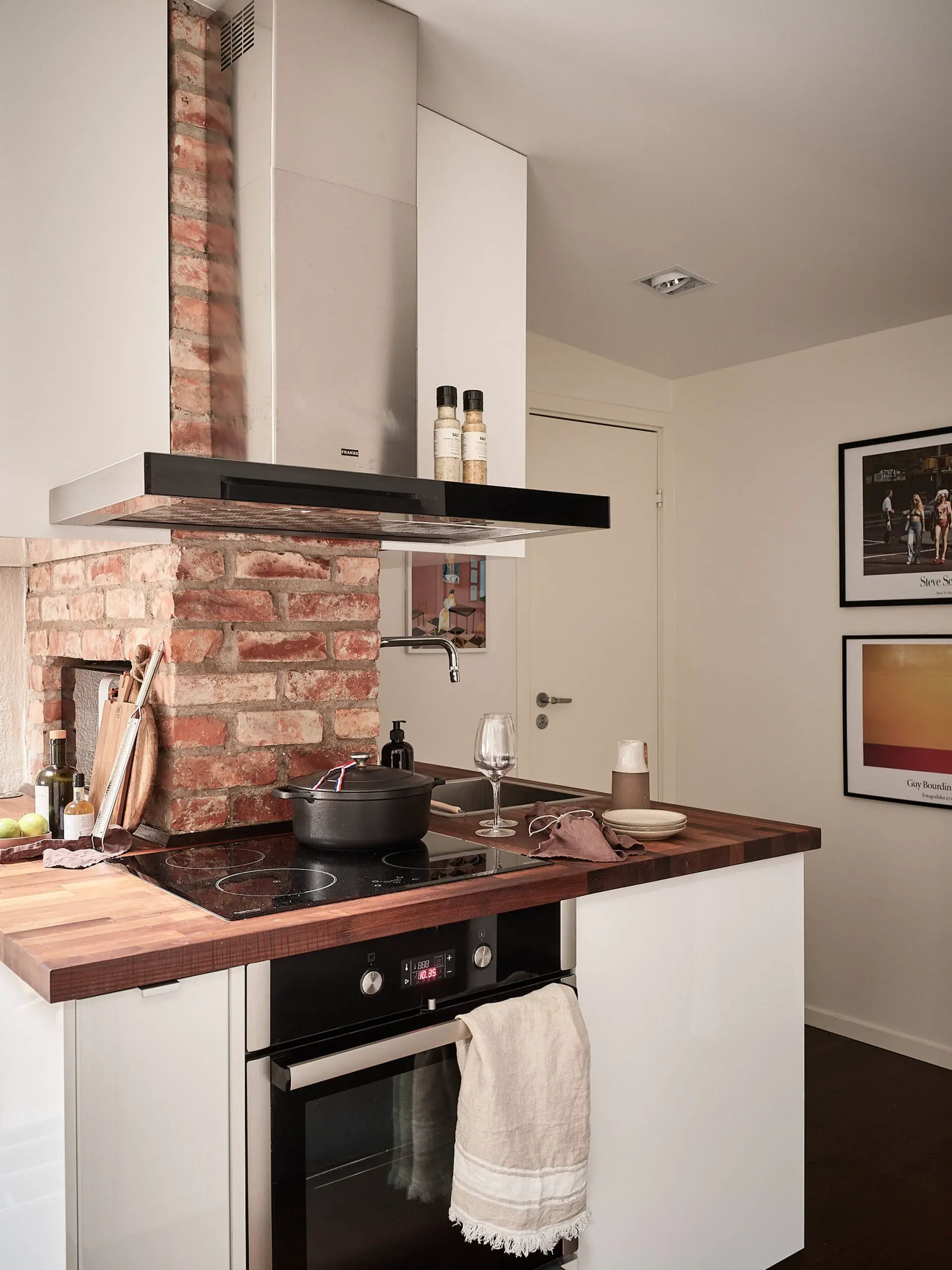 瑞典 1907 年老建筑的现代改造 | 巧妙利用梁柱的 42m2 公寓-10