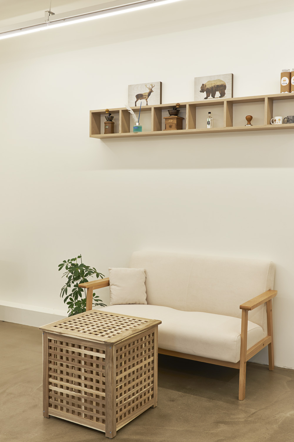 首尔 8 坪温暖咖啡馆，诠释白色木质调氛围-12