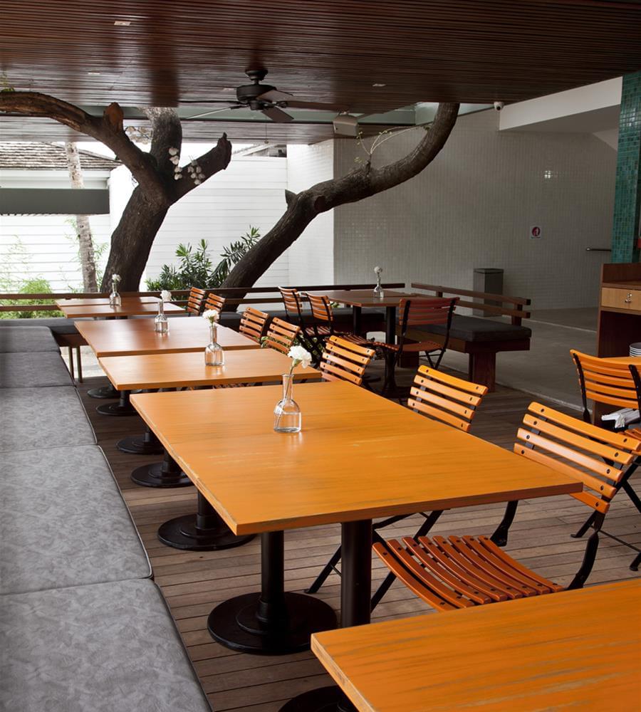 巴西 DAS 餐厅 | 木钢构造与复古汽车元素的完美融合-4