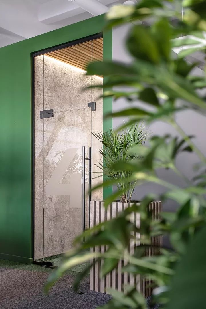 乌克兰 AmoMedia 办公室 | 工业风与活力的红绿碰撞-2