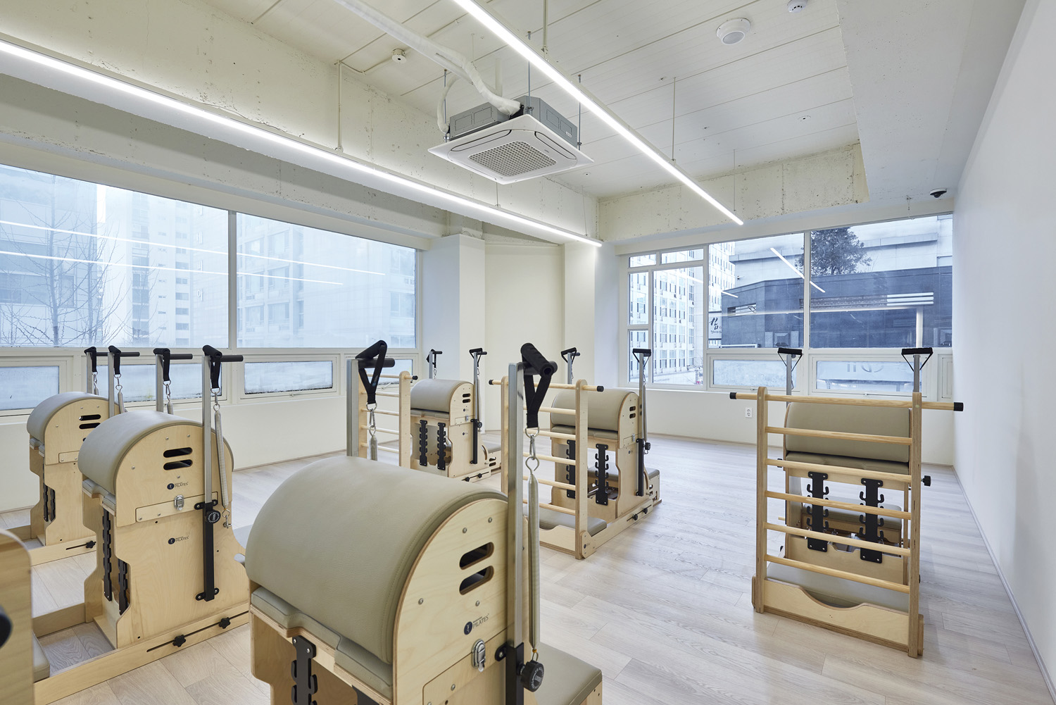 白色典雅，140 平米办公室与公寓的精致设计-17