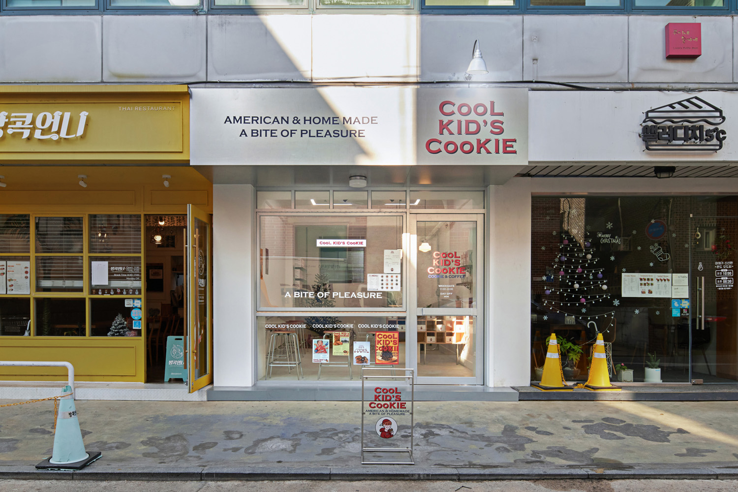 白色简约的 7 层甜品店空间设计-2