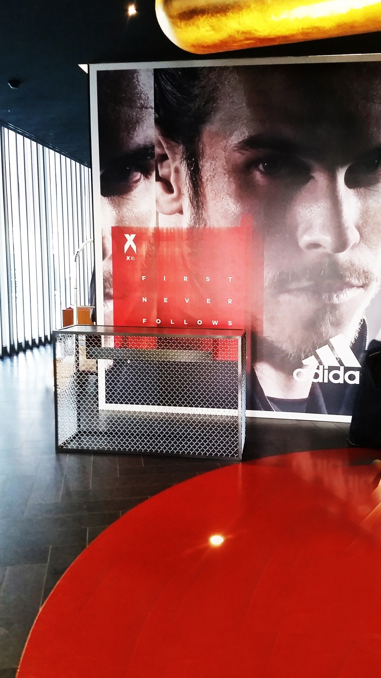 2016 欧冠 Adidas 概念店设计-22