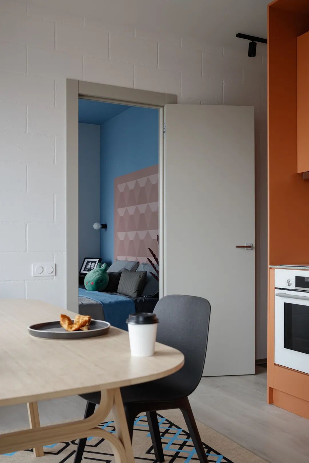 蓝橙碰撞的四口之家丨DVEKATI 设计团队-22