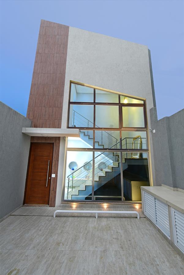 巴西 IBD Arquitetura 诊所设计 | 倾斜屋顶和蓝色调打造宁静医疗空间-1