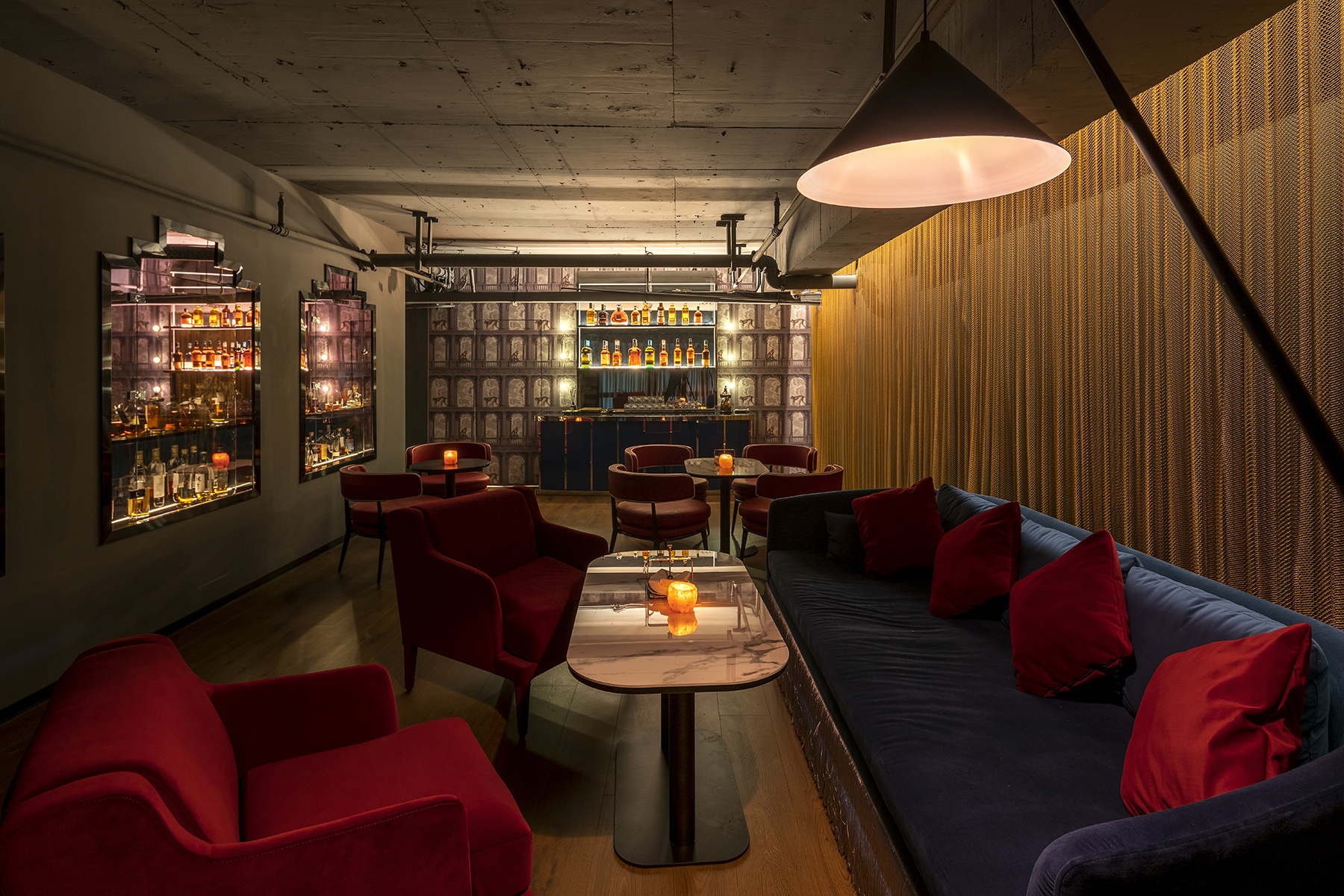 炫目的红 · 酒吧中的私密空间设计-9