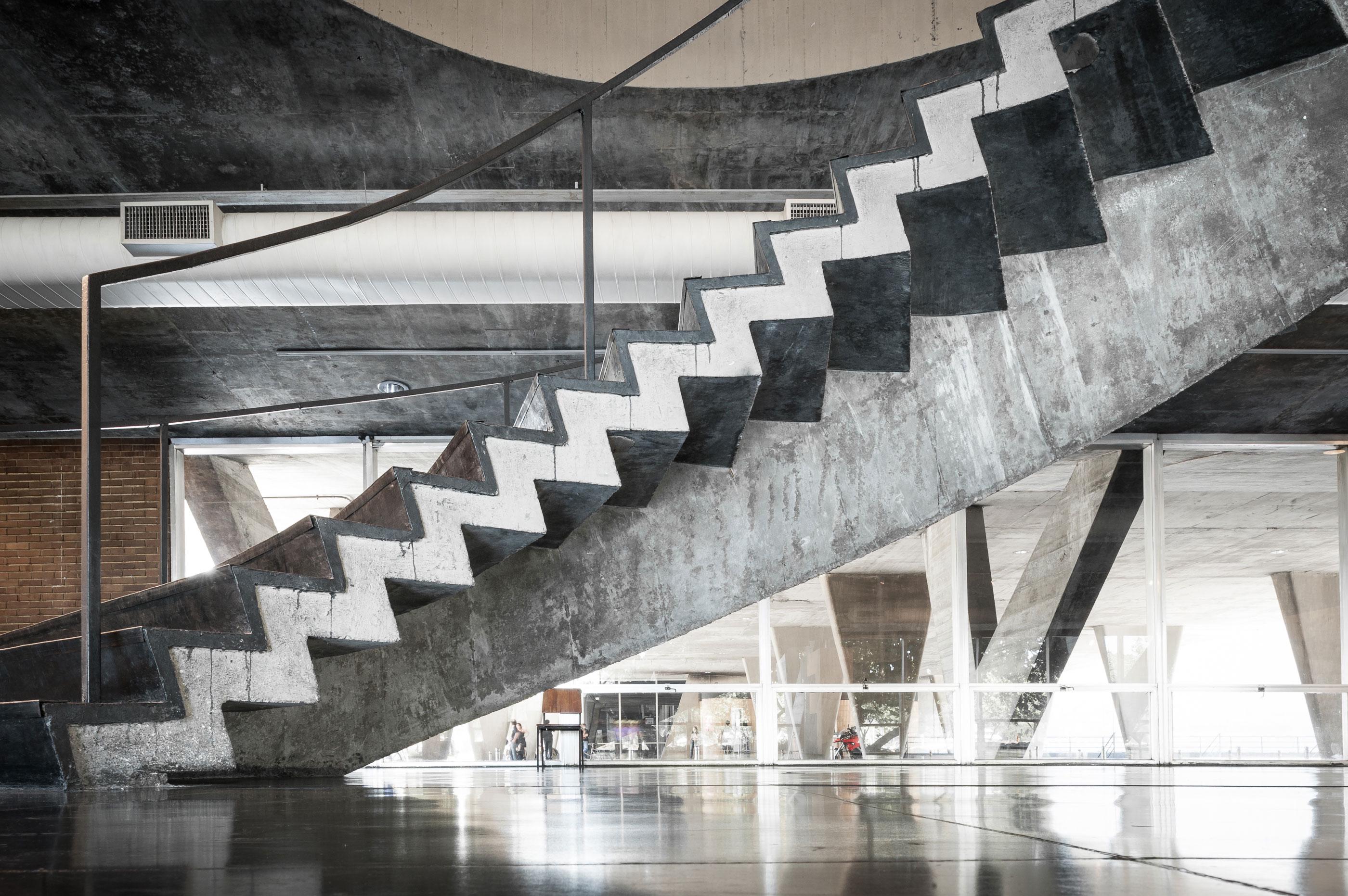 巴西里約熱內盧現代藝術博物館：建築大師 Affonso Eduardo Reidy 採V形柱列、懸吊樓板，打造現代主義建築經典 | FAM-28