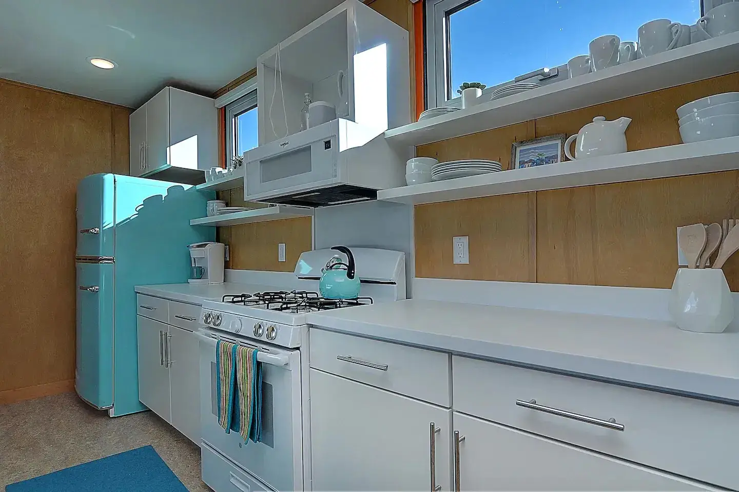 集装箱民宿 | 融入自然的五十年代风格设计-4