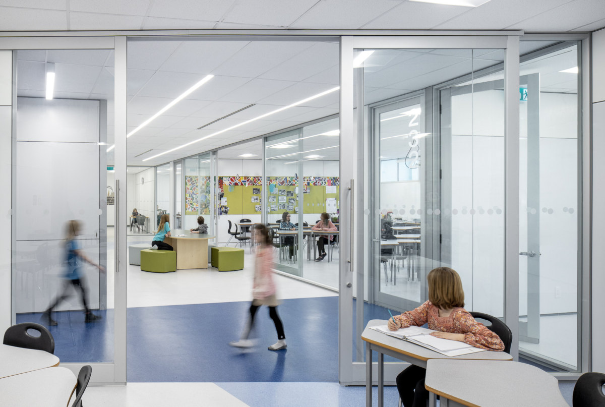 Don Ross Middle School 创新实验室和性别中性洗手间设计-11