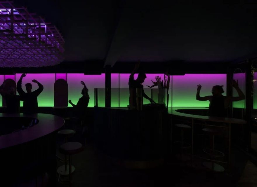 Minéral 酒吧 | 光与色彩的温暖与冷峻交融-10