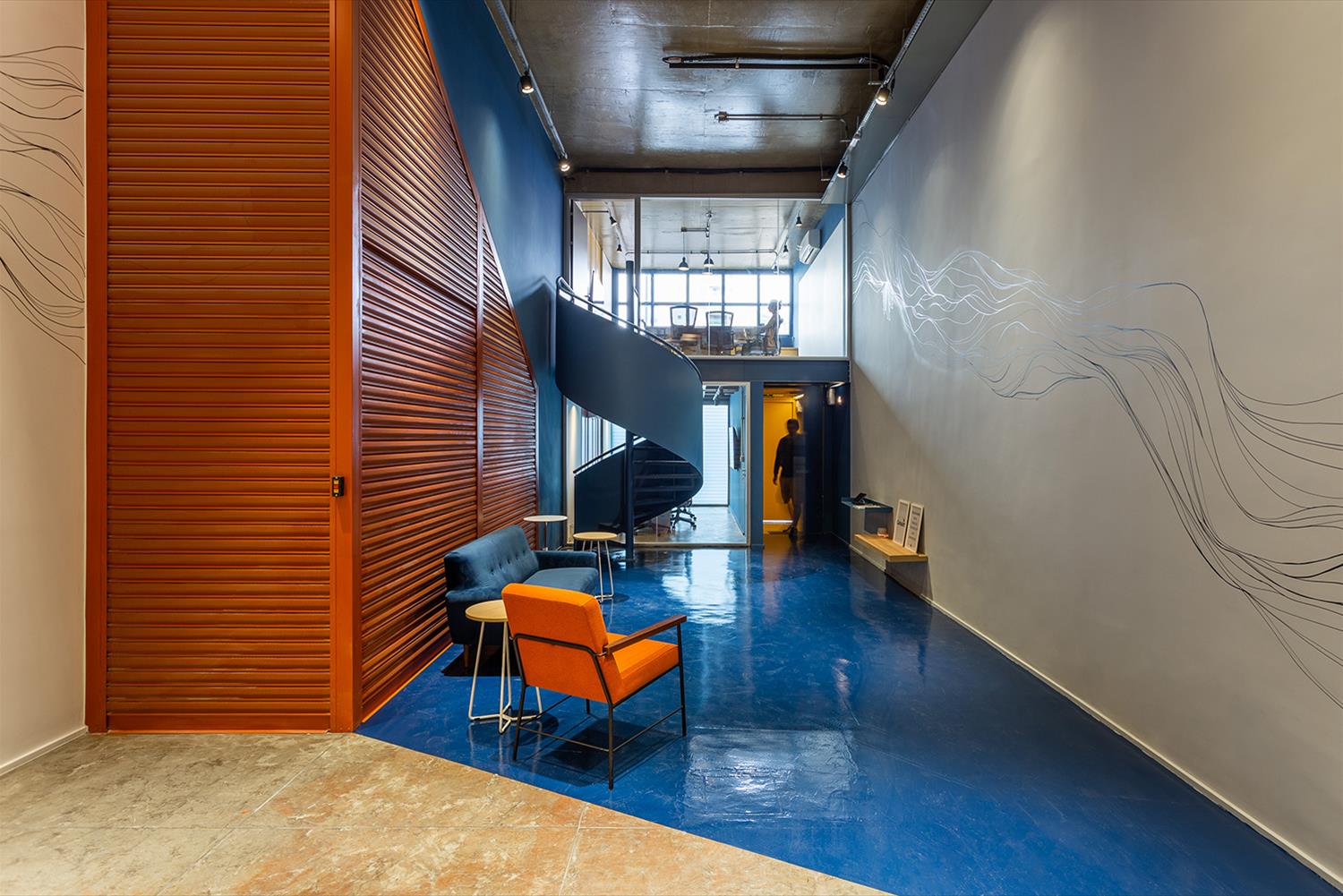 巴西 Pinheiros 办公空间设计 · 钢铁丛林中的绿色鸟巢-8