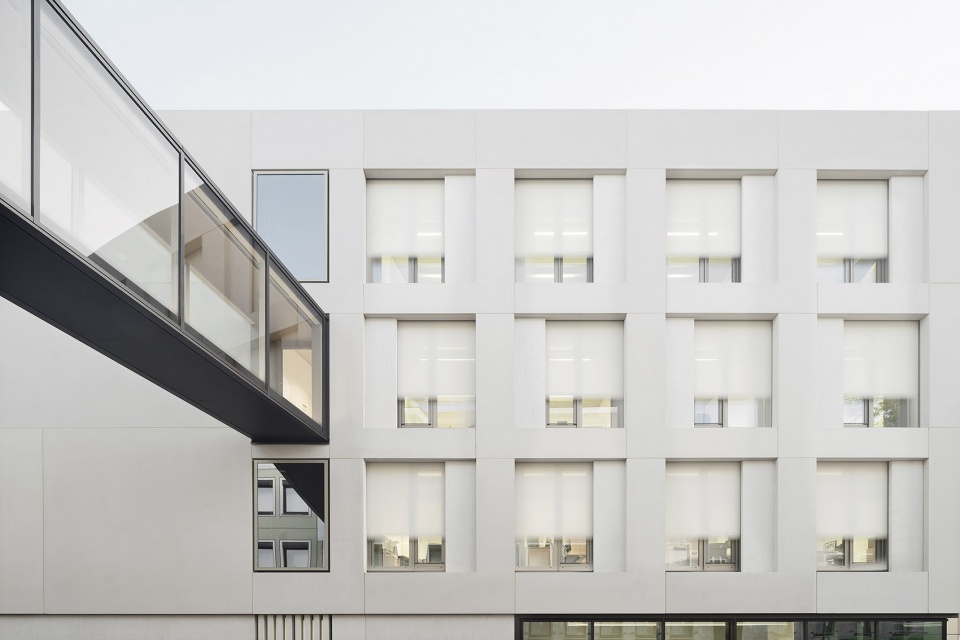 德国 Bad Kissingen 行政办公楼 · 错位立方体融入历史环境-15