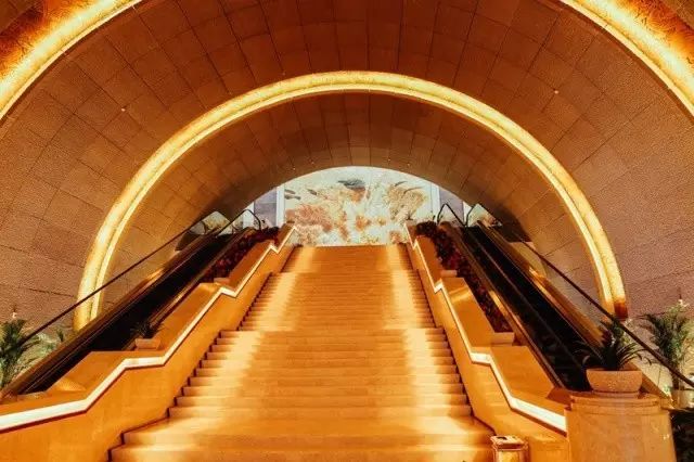 中央美院主持创作的大型石英马赛克壁画《黄河颂》昨日在延安大剧院落成-2