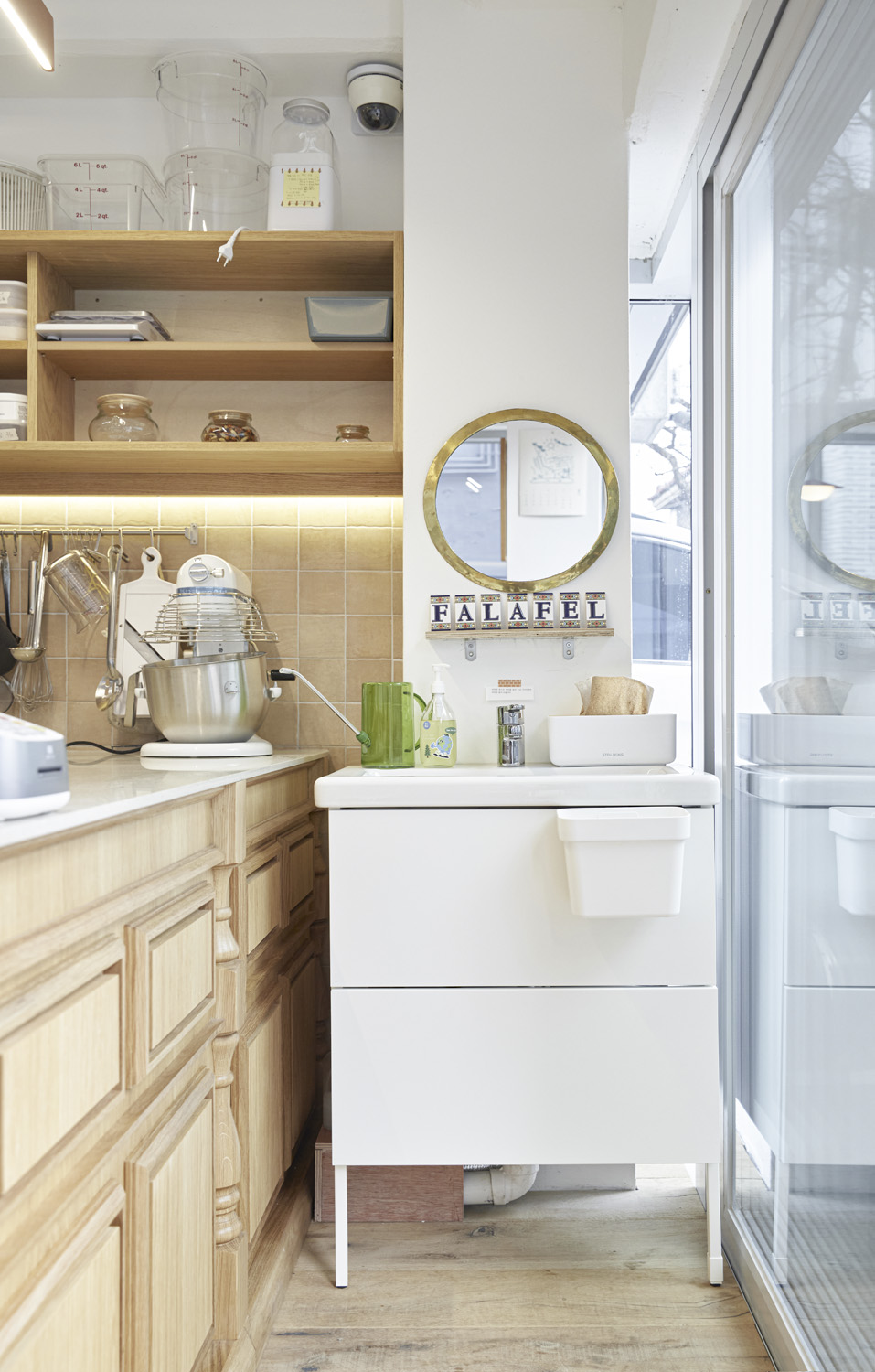 白色与原木的温馨邂逅——解读 JOISSPALAFEL 餐厅设计-13