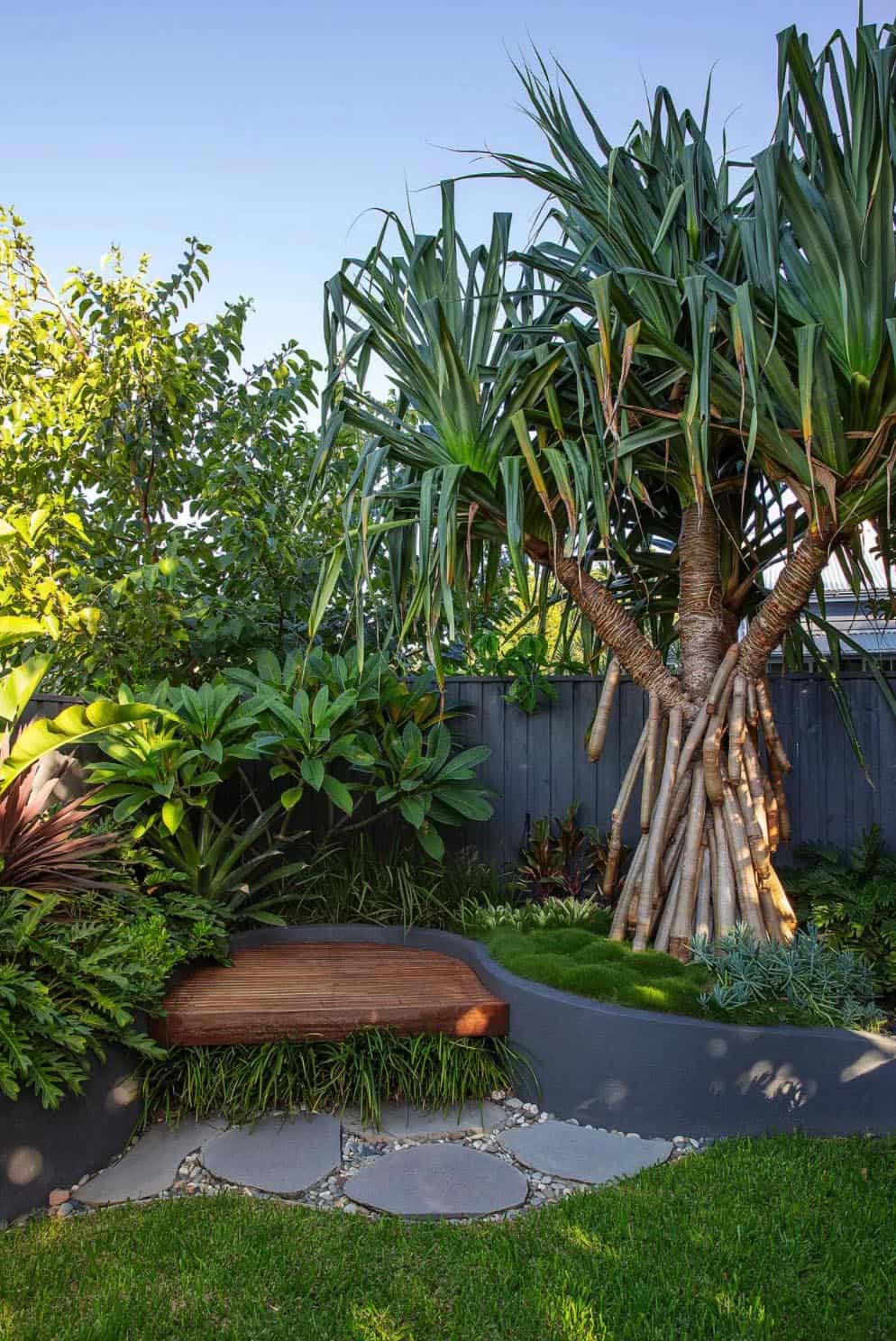 18 Awesome Tropical Outdoor Spaces For A Relaxing Backyard Oasis-16