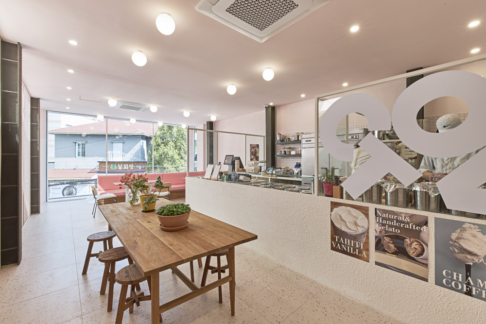 粉色调的 55 度果汁店 | 温馨与潮流的完美融合-5