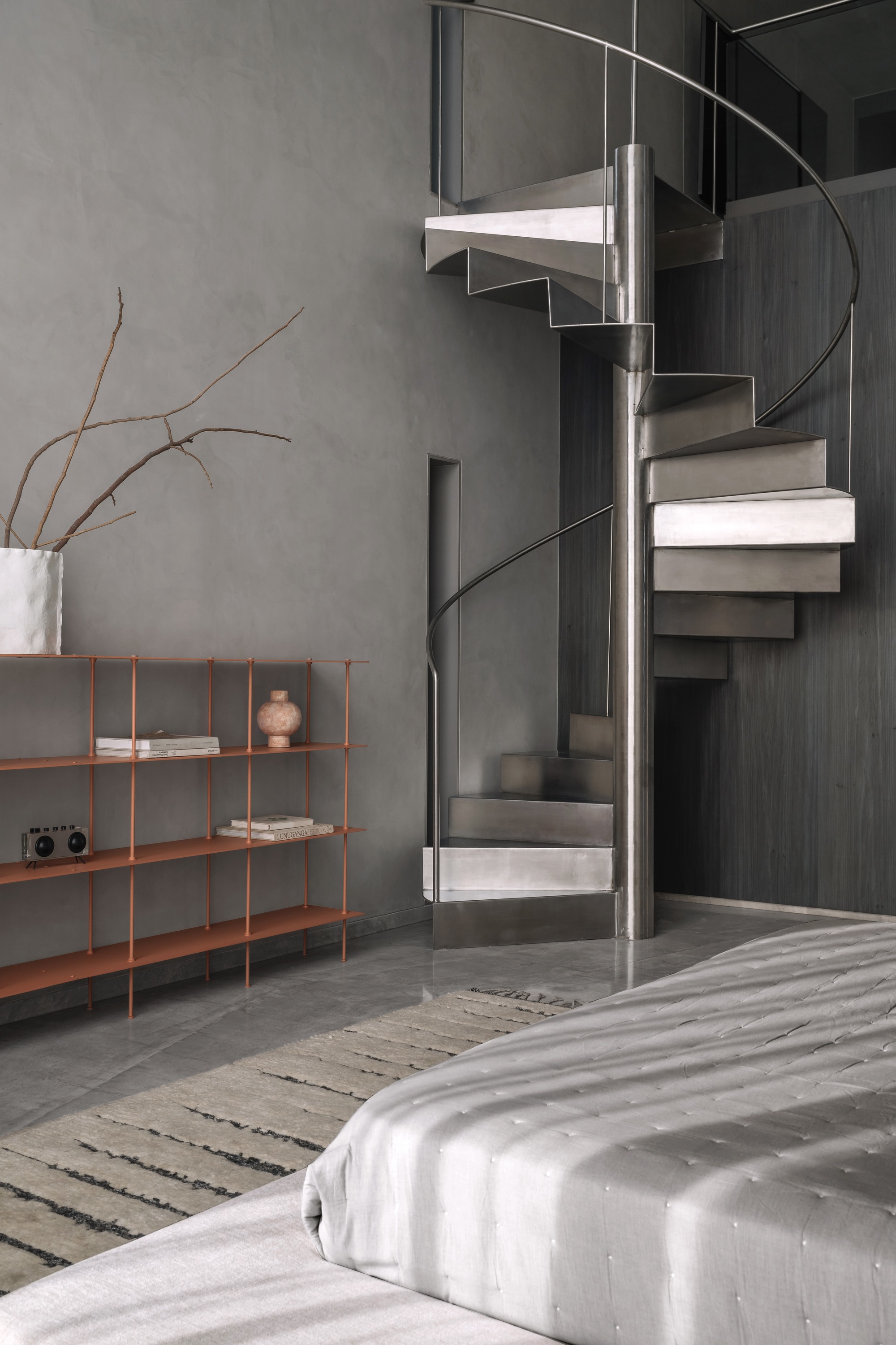 雕琢而成的静居之所住宅
注:Sculpted有经过雕琢的意思 ,Sanctuary有庇护所;安静的地方等意思,House就是住宅、房子这里整体结合起来这样翻译较能体现整体含义如果从更宽泛的建筑相关语境也许简单可译为雕琢风静居住宅 ,但具体需根据实际背景来定 丨印度丨D'WELL-16