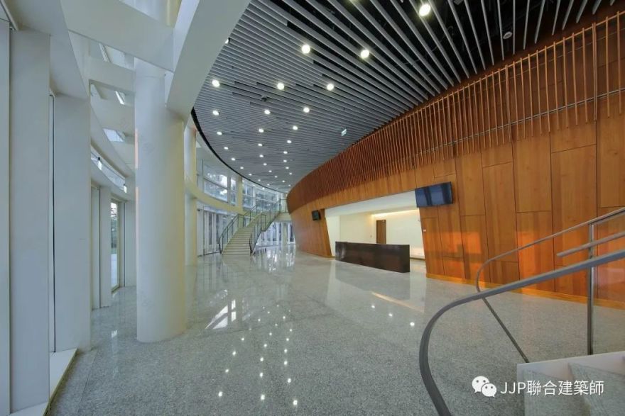 〈绿茵上的松果〉中央大学教学研究综合大楼-17