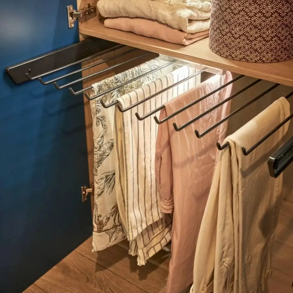 20m2 卧室里的艺术装饰开放式蓝色衣橱-4