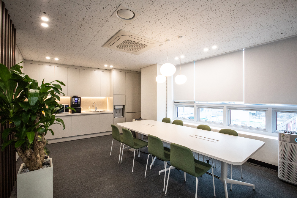 白色与木色的极简奢华 | 100 平米办公室的优雅内饰-3