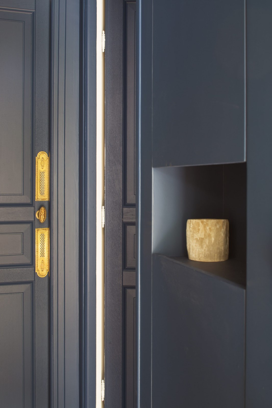 巴黎：公寓更新了细长的白色楼梯和深绿色的厨房-8