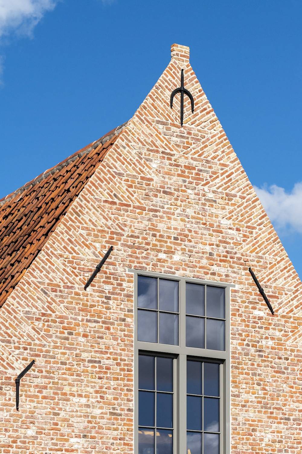 霍夫 VM AR 建筑事务所 （有限责任公司） 

注：BV是荷兰语Besloten Vennootschap的缩写，相当于英文的Private Limited Company ，即有限责任公司 不过这个表述在实际语境中也可按需省略 -9