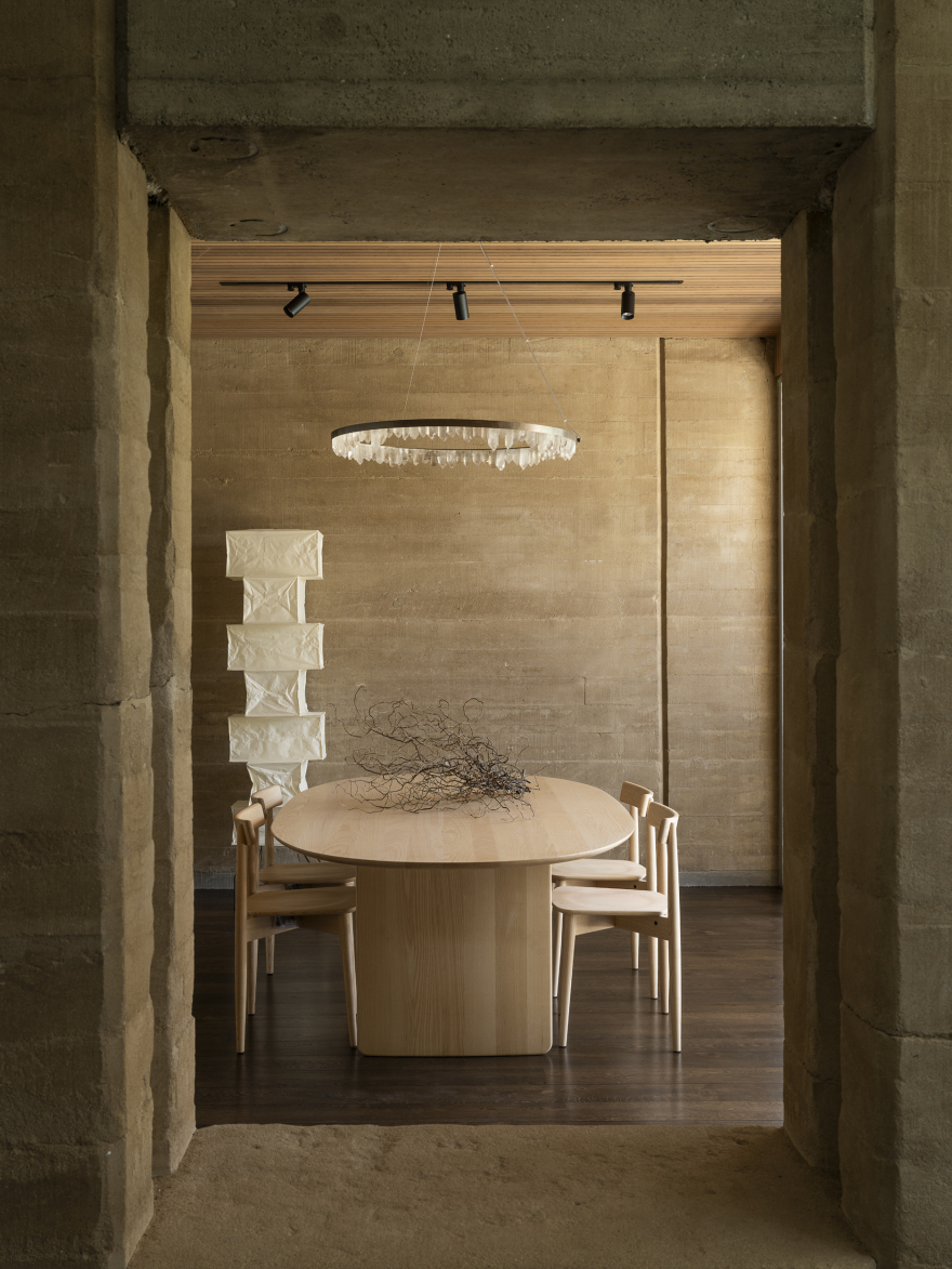 土屋;土房;地屋
注:Earth House常见有表示用泥土等建造的房屋这类意思,土屋土房较为契合生活中常见说法;地屋在一些特定语境下表达建在地面下或与土地紧密结合的房屋也合理,由于不清楚具体语境,难以给出绝对唯一准确翻译,如果有更详细语境信息,烦请提供 丨新西兰奥克兰丨Adele McNab Architects-12