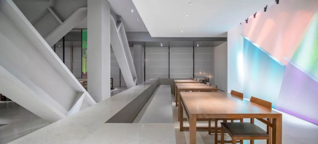 成都道田料理仁和春天店 | 炫彩玻璃诠释霓虹日料新风格-25