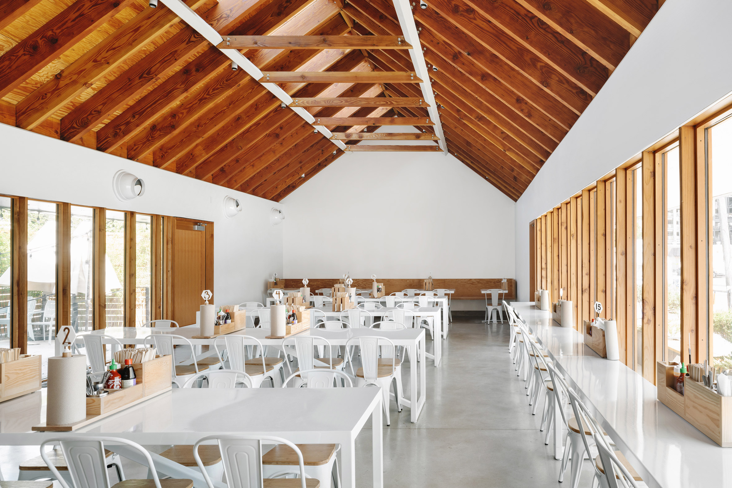 简约白金属打造越南餐厅设计亮点-13