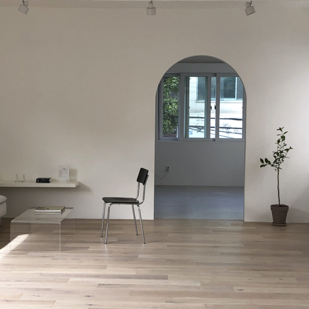 "白色与木色的高级 27 平米工作室"-27