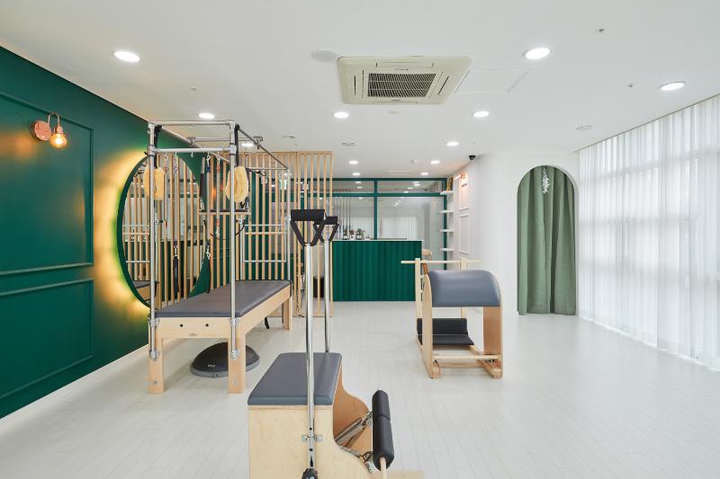 15 坪极简风办公空间设计，点睛之笔的室内配色-4