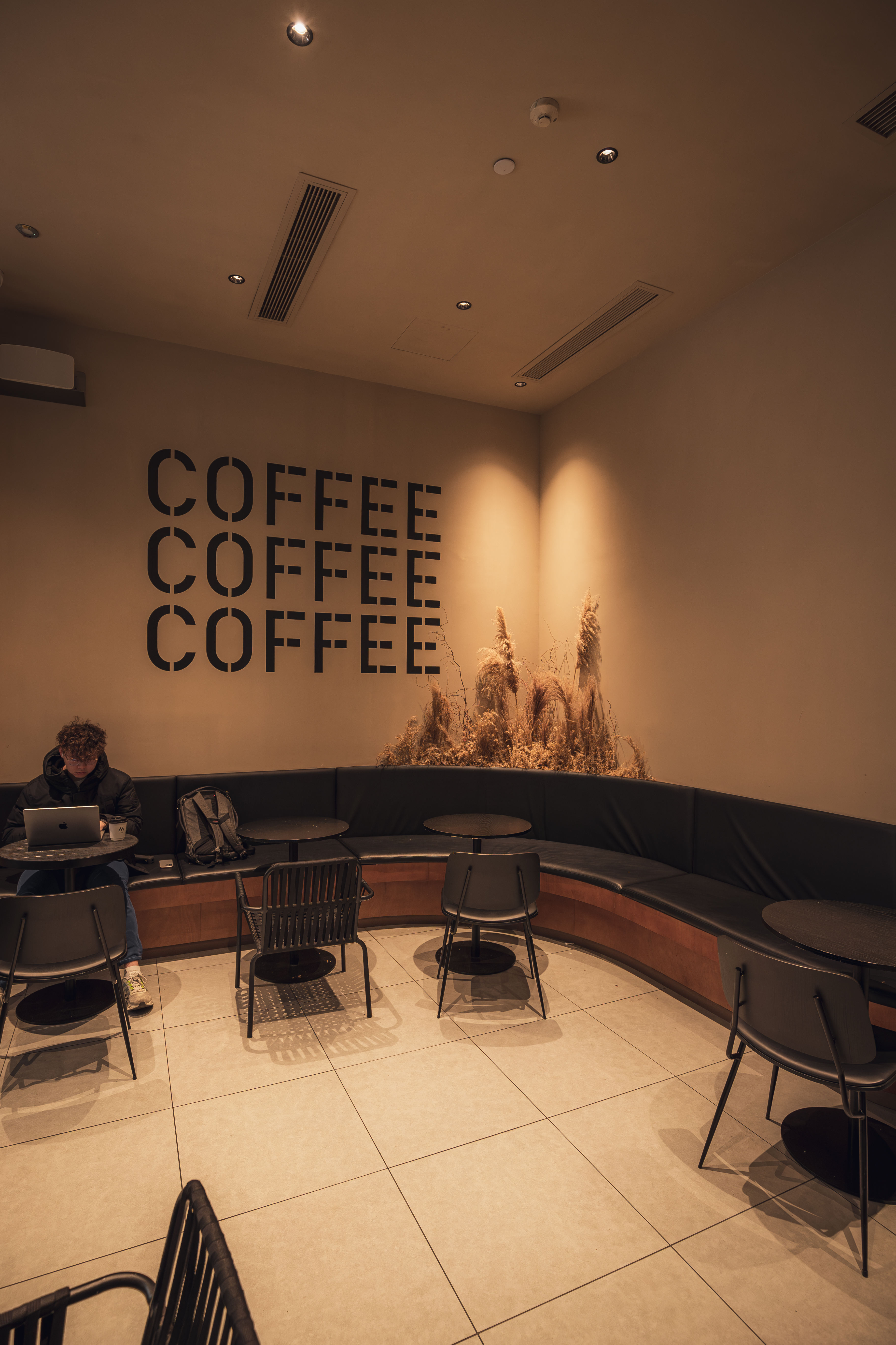 M  stand任禾（注：RENHE像是拼音，可能是特定名称，结合前面的品牌名推测为品牌相关的特定称呼，若RENHE有特定含义，可补充更多信息以便更精准翻译） 丨中国成都丨STILL YOUNG-14