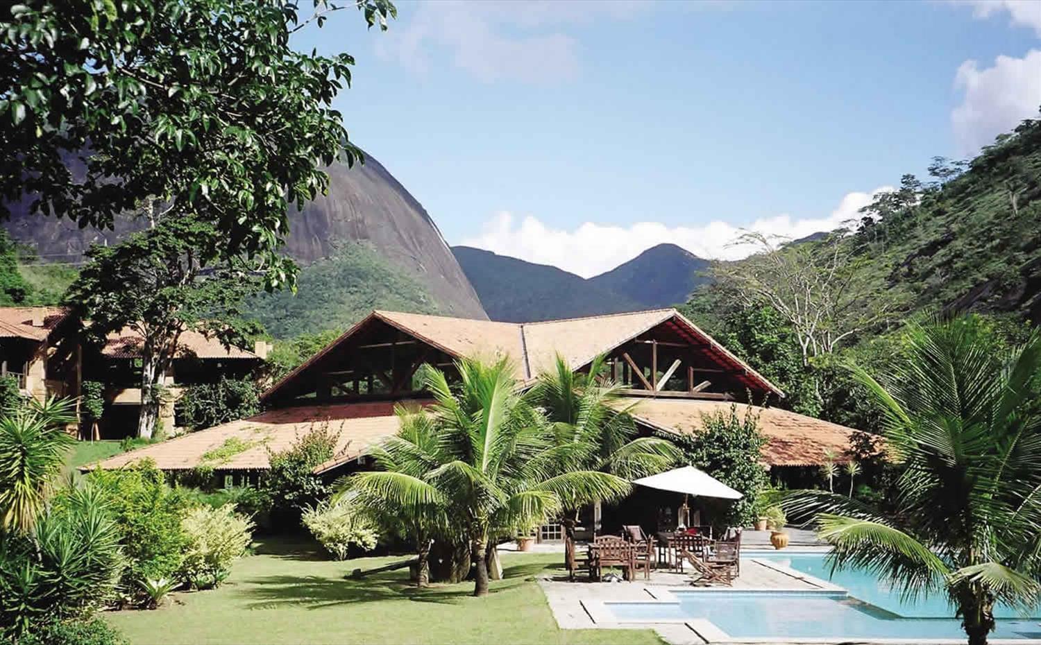 巴西山水之间的木质住宅群-6