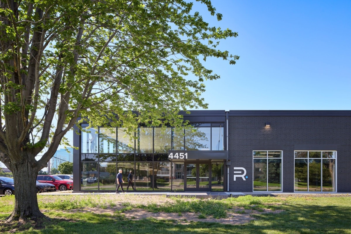 Front Row Sales and Marketing Offices by Studio BV-25