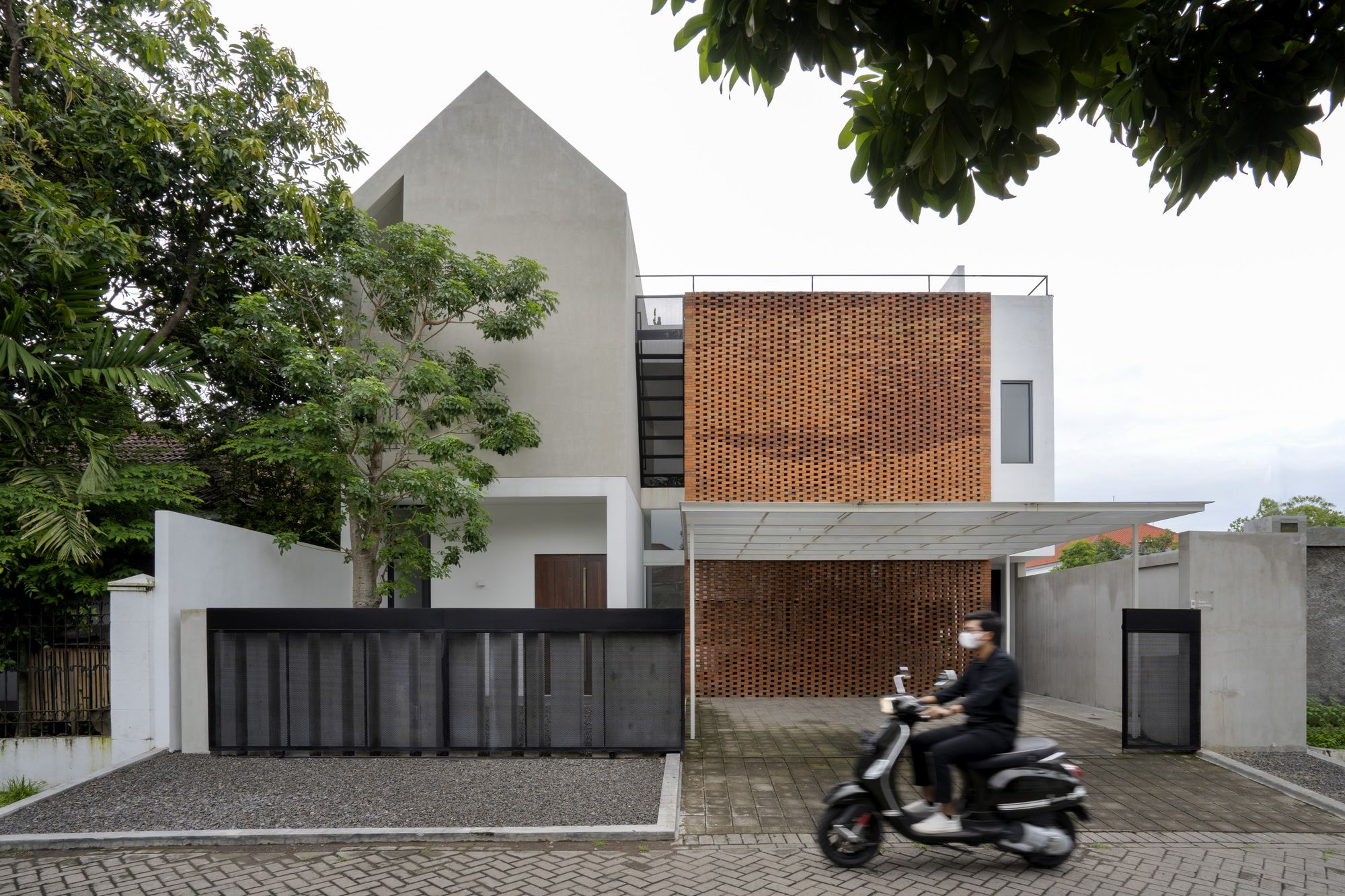 绿意盎然的 Griyoase 住宅丨印度丨Andyrahman Architect-25