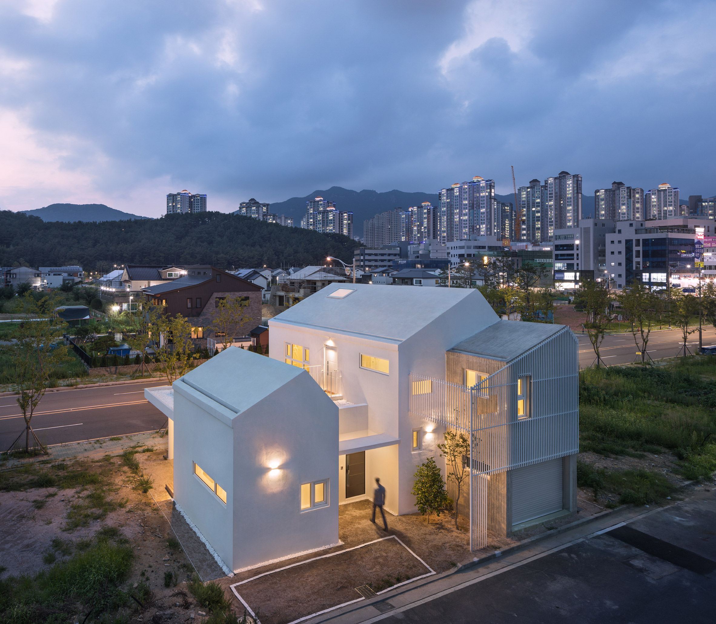 House in Yangsan combines crisp concrete and white-rendered volumes-2