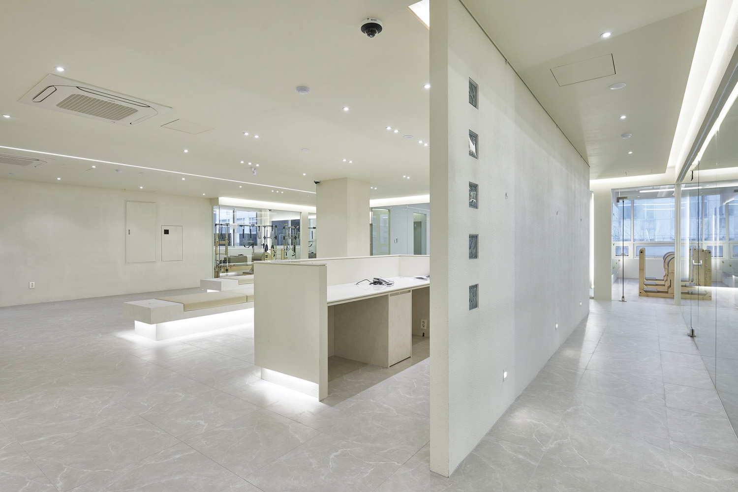 白色典雅，140 平米办公室与公寓的精致设计-20