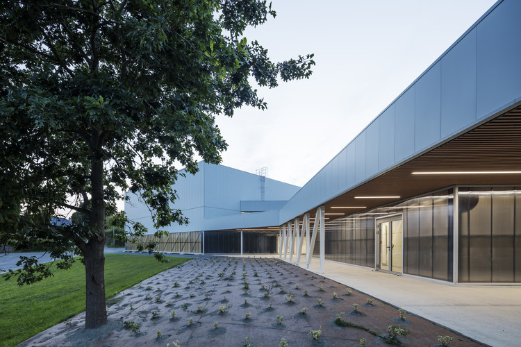 吕克·博格利打造的地形嵌入式体育设施-26