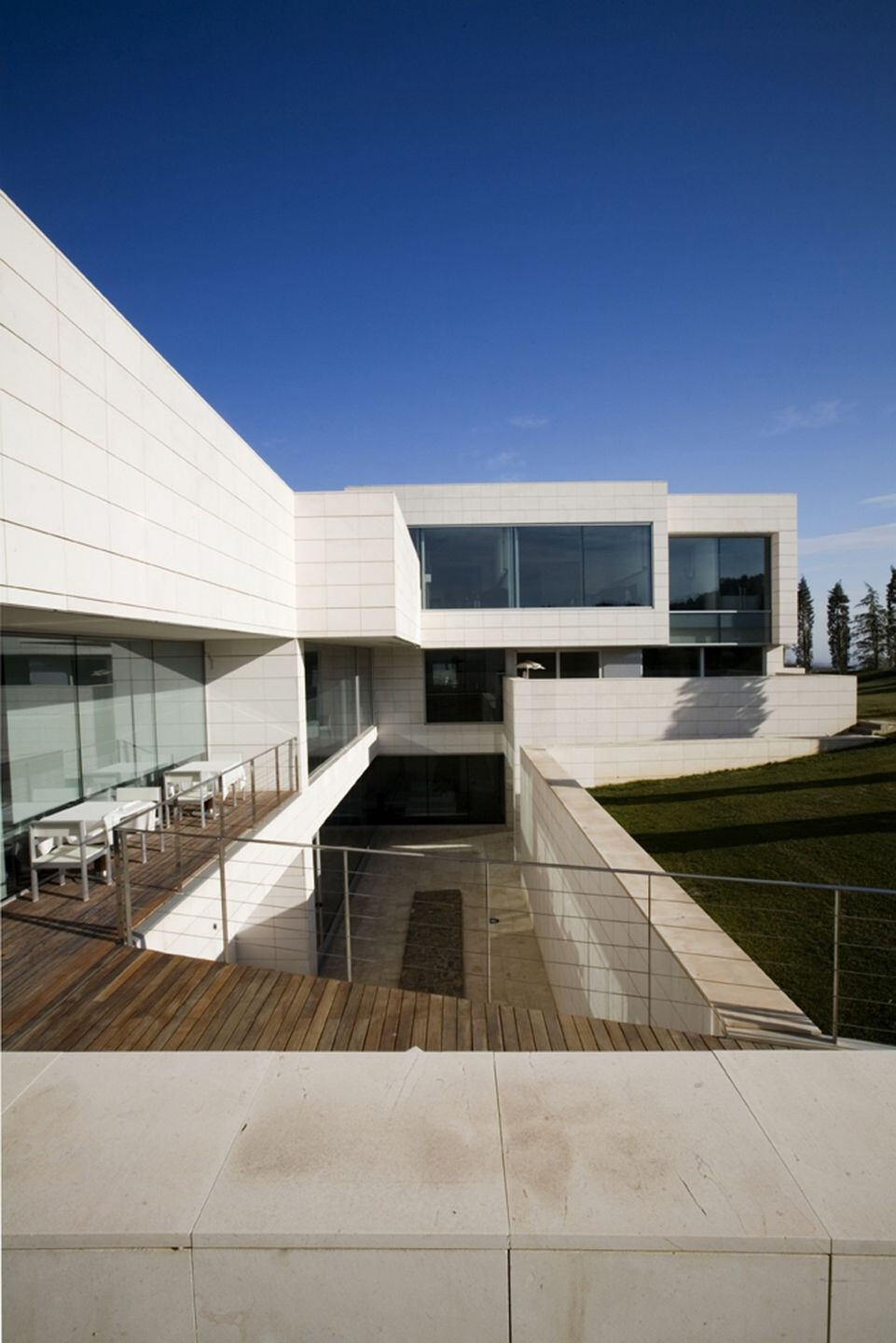 地形融入的绿色多功能酒店设计-23