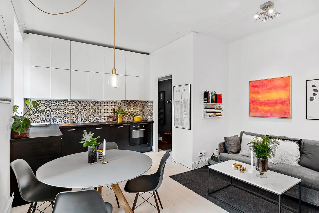 色彩强烈的两室一厅设计 | 深蓝与水泥的完美融合-1