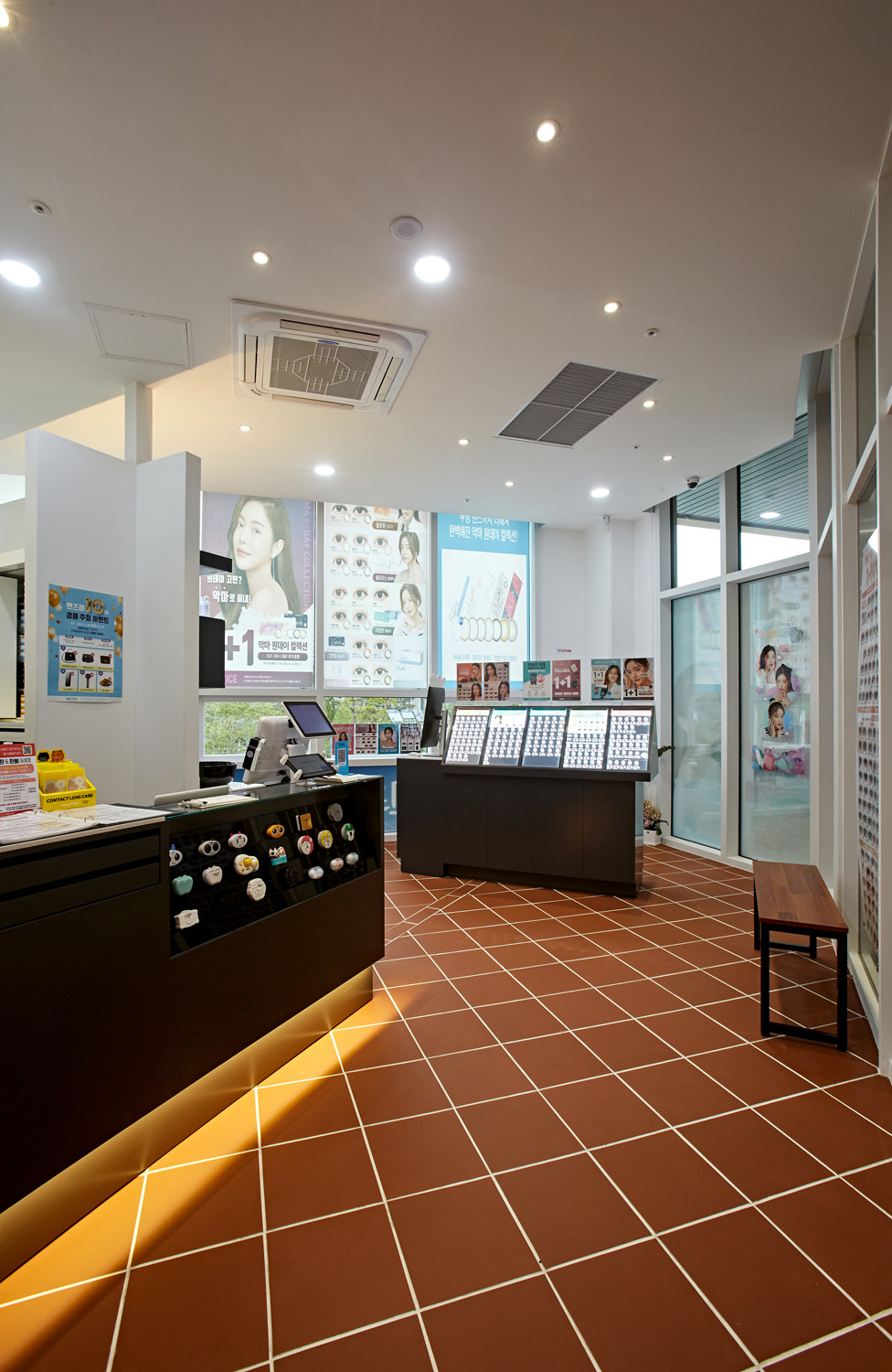 照明点睛之笔 | 高级眼镜店室内设计-17