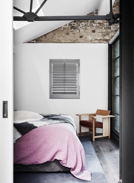 金色的;金黄色的;金的;金制的-12